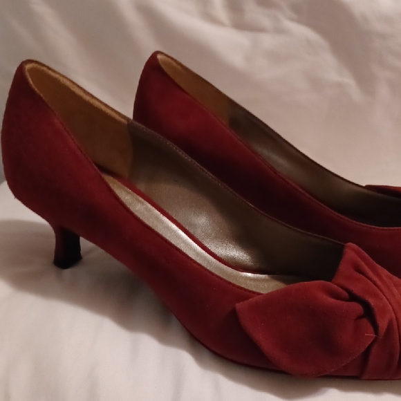 Marina Rinaldi Red Heels with Bow Accent - Picture 5 of 12